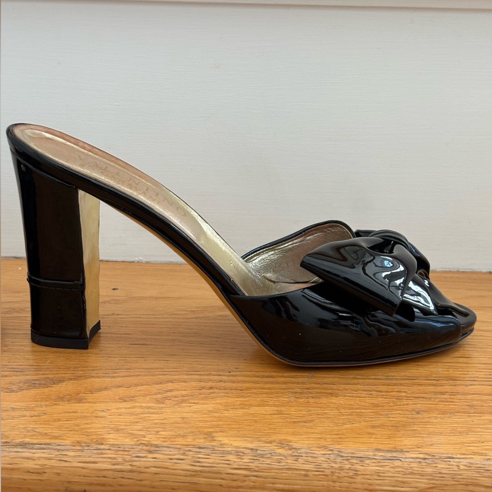 Valentino Garavani Black Patent Leather Mules. Bow detail. Italy. Size39.5.